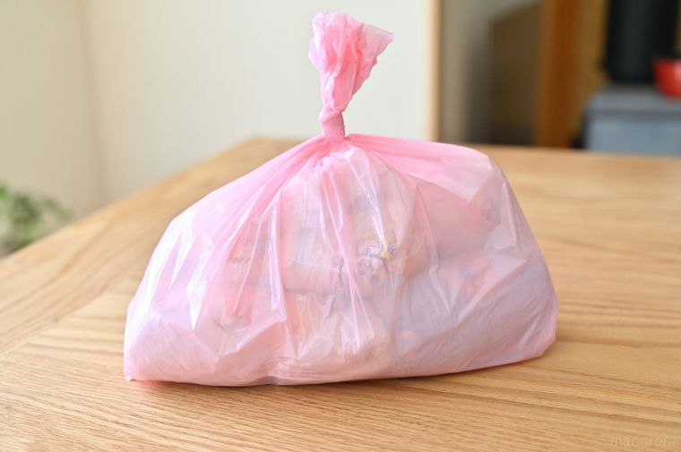 使用済みおむつを入れたピンク色の袋
