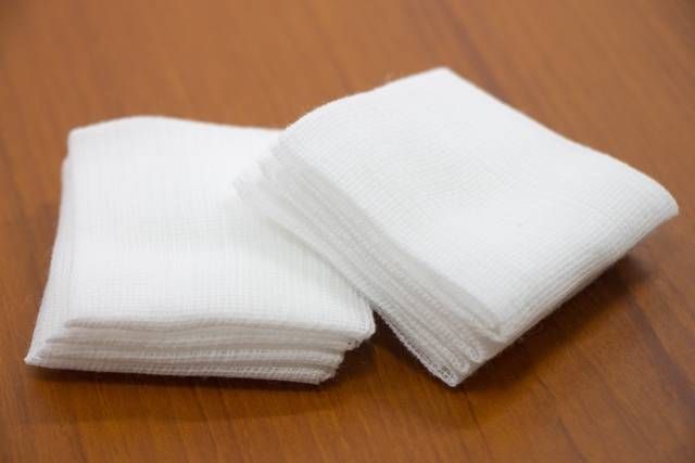 何枚か重なっている白い小さなタオル