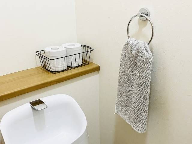 トイレに設置されたタオルやトイレットペーパー