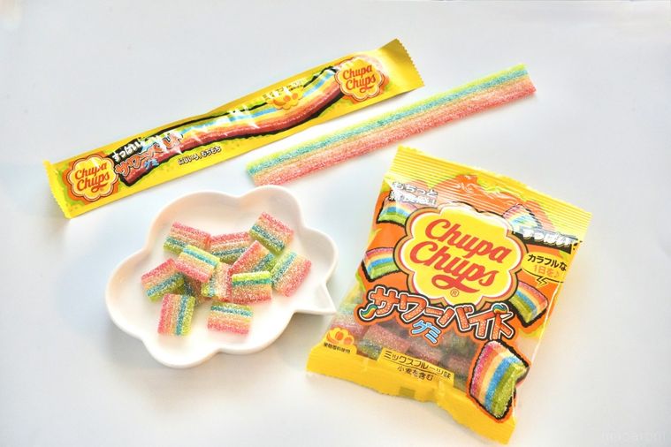 白い背景と雲型の皿とカラフルなレインボーグミ