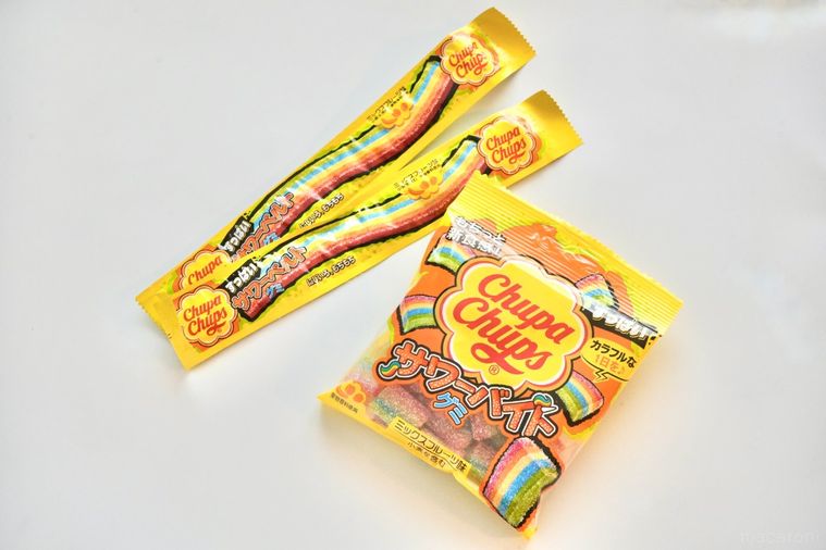 白い背景とレインボーのカラフルなグミのパッケージ