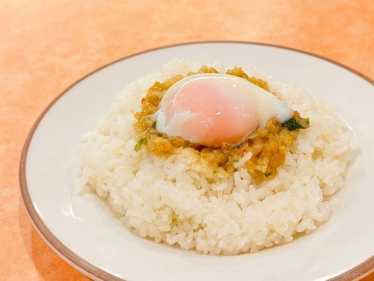 ライスやトッピング半熟卵などがのったアレンジ料理