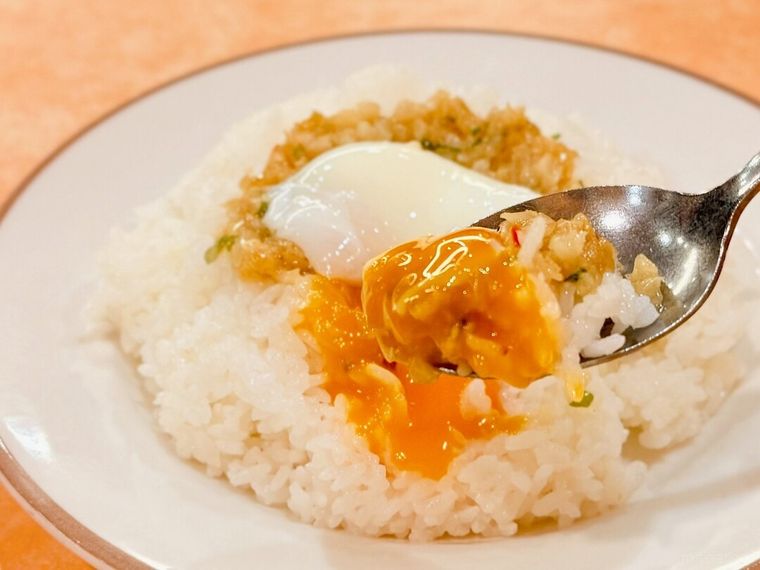 スプーンで持ち上げている様子
