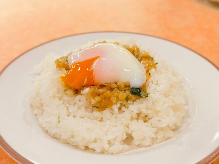 「トッピング半熟卵」を割っている様子