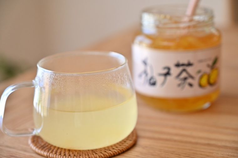 ゆず茶の瓶とグラスに入ったホットゆず