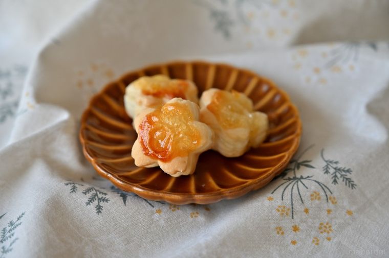 ゆず茶を塗って焼いた花型のミニパイ