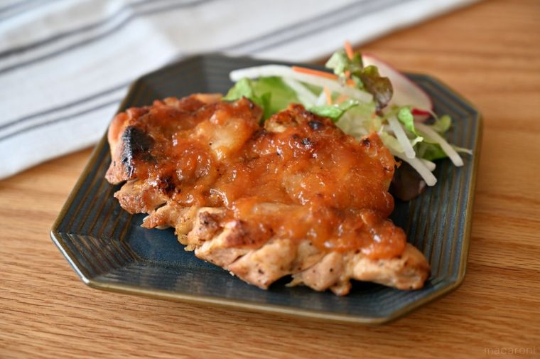 ゆず味噌を塗ったチキンと野菜を盛り付けたひと品