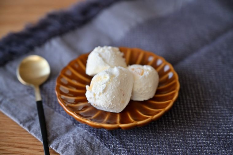 小皿に盛り付けられたひと口サイズのゆずアイスとスプーン