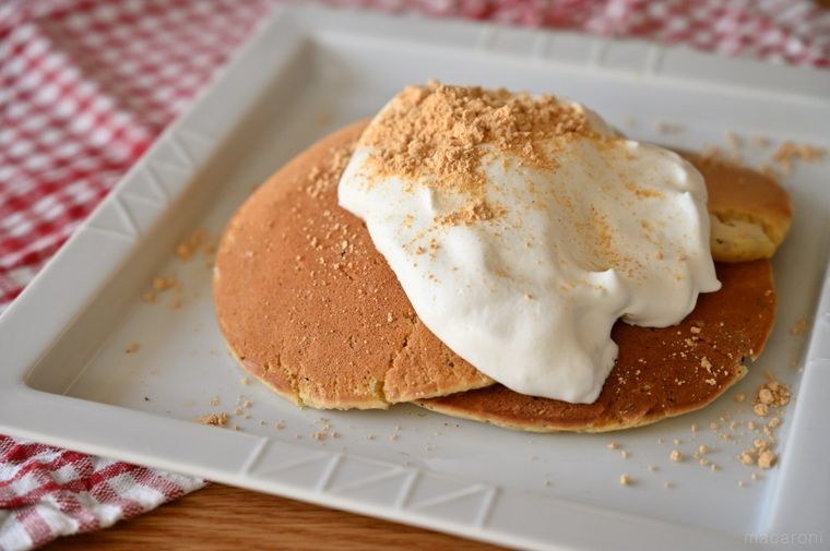 ホットケーキに生クリームときなこがトッピングされている