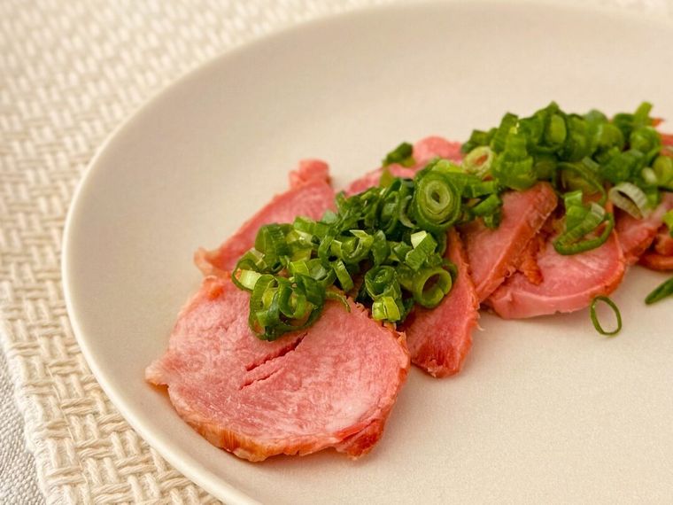 スモークタンの上にネギが盛り付けられている様子