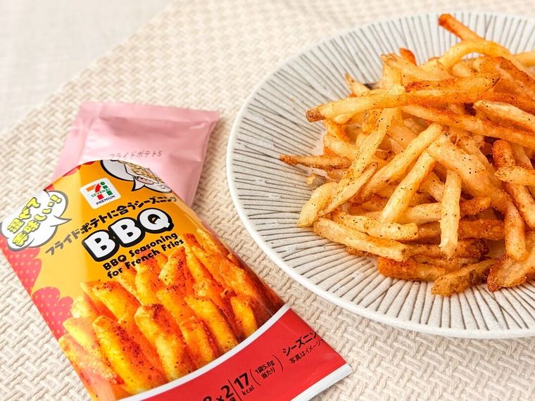 「フライドポテトに合うシーズニングBBQ」のパッケージとクリスピーポテト