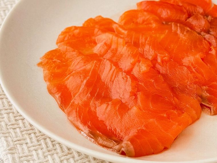 白皿に盛り付けられたスモークサーモン