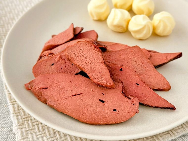 燻製豚レバーとチーズが並んでいる様子