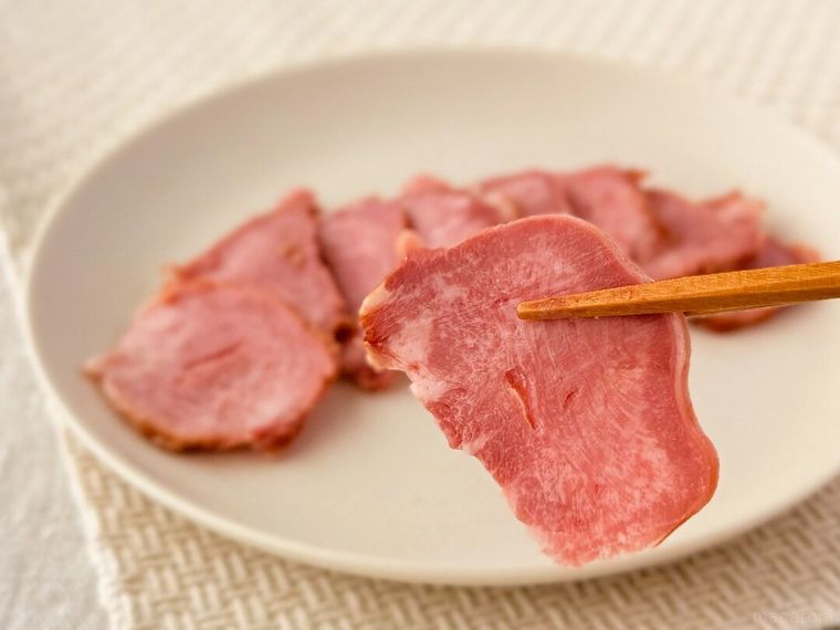 「スモークタン」を箸で持っている様子