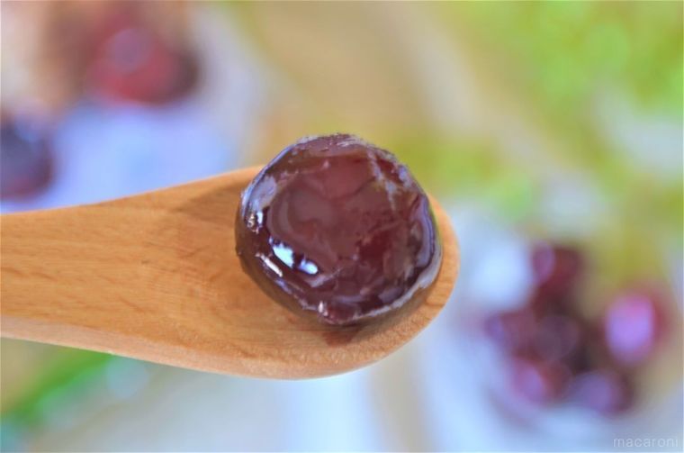 スプーンにのせた冷凍チェリーの粒