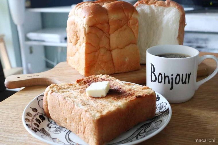 トーストしてバターをのせた業務スーパー天然酵母食パン