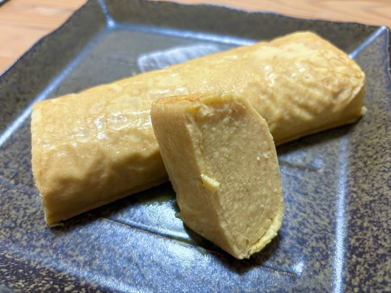 カットしてお皿にのせた業務スーパー厚焼玉子