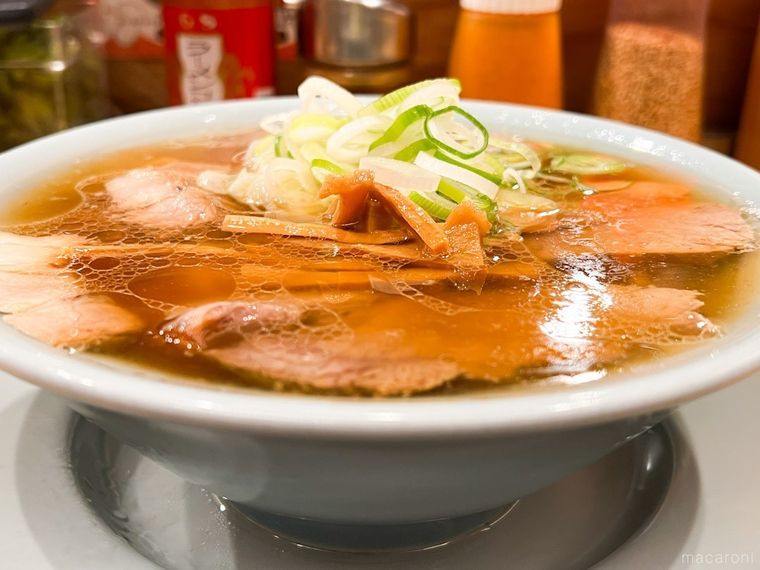 丼に盛られた「新宿シンちゃんラーメン」の中華そば
