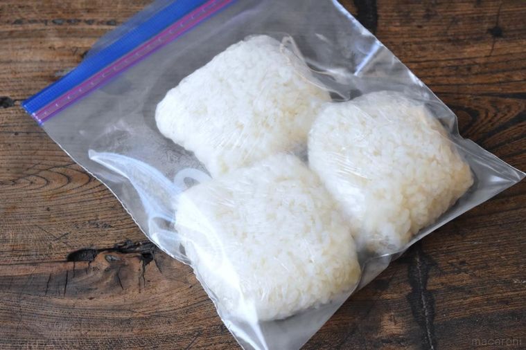 小分けして保存袋に入れたごはん