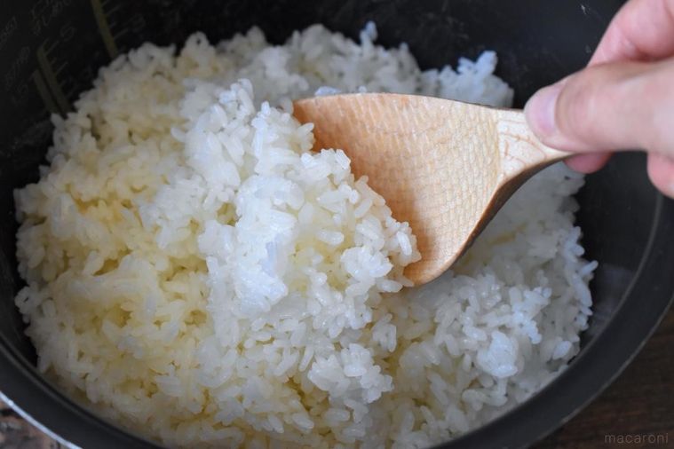 しゃもじを添えた炊飯器の中のごはん