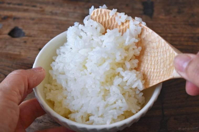 しゃもじでちゃわんにごはんを持っているところ