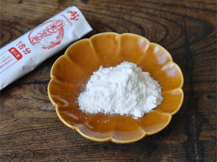 小皿に盛った白米どうぞ