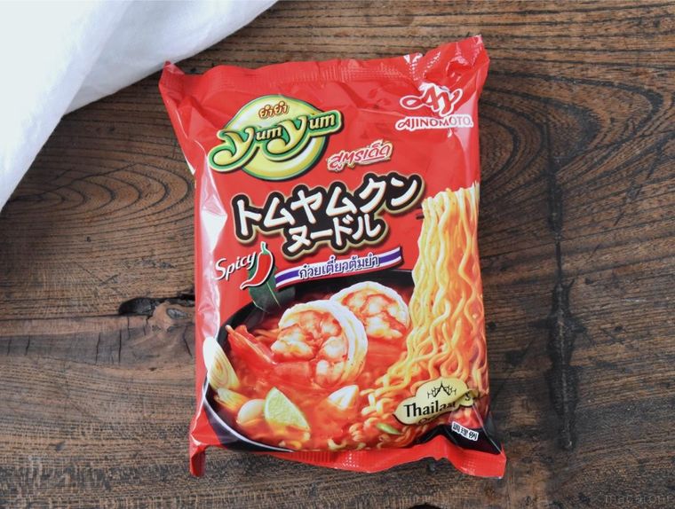 テーブルに置いたトムヤムクンヌードル