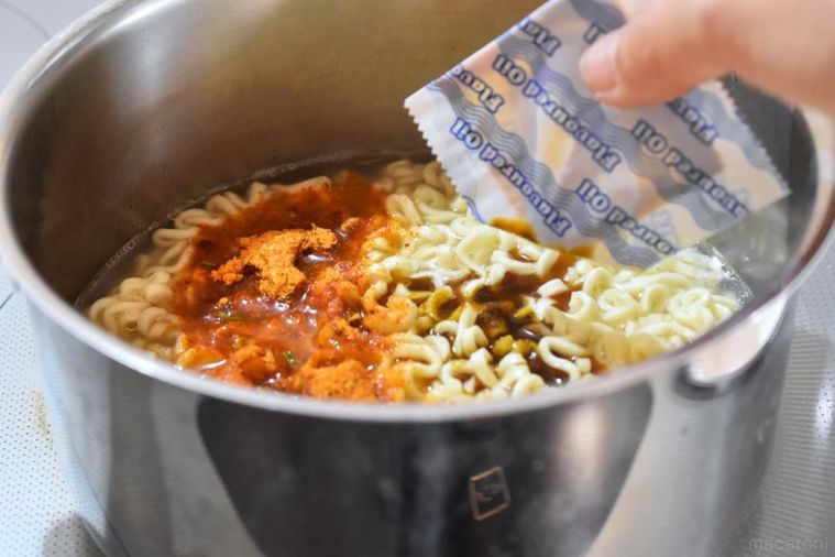 鍋の中のめんに加えた調味料