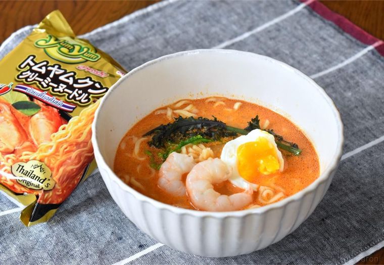 器に盛ったトムヤムクンクリーミーヌードルとパッケージ