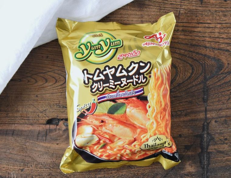 テーブルに置いたトムヤムクンクリーミーヌードル