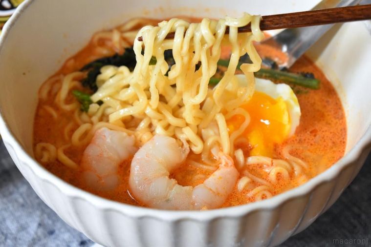 箸で持ち上げたトムヤムクンヌードルのめん