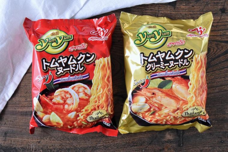 テーブルに並べた2種のトムヤムクンヌードル