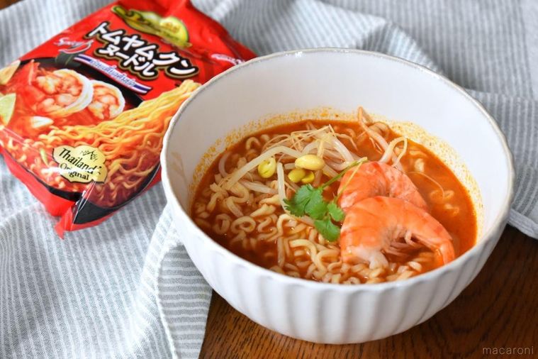 器に盛ったトムヤムクンヌードルとパッケージ