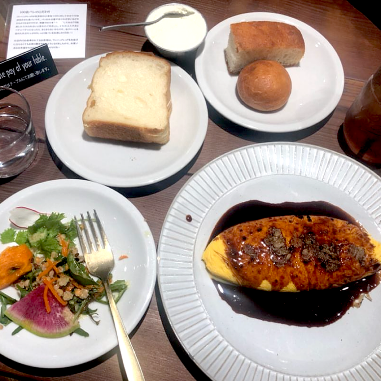 名物ワンハンドレッド食パン、焼きたてパン、オムレツ、サラダが付くランチセット