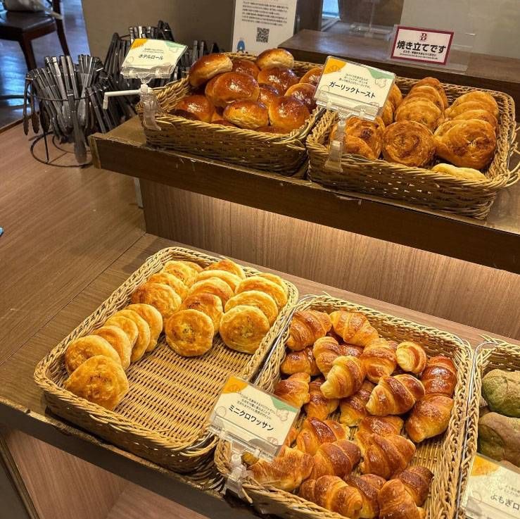 かごに盛られた食べ放題のパンが並ぶ「バケット 船橋ららぽーと店」の店内