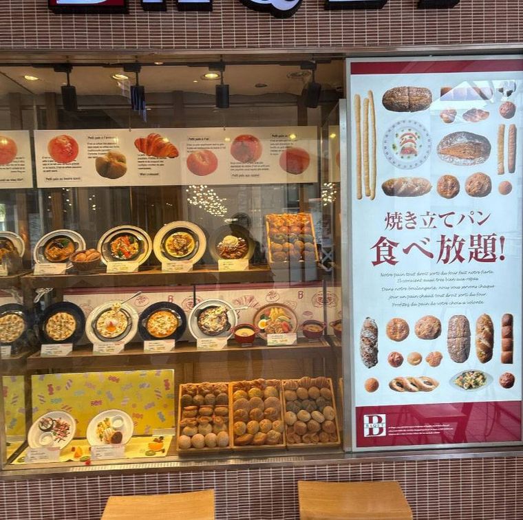 ショーケースに料理やパンのサンプルが並ぶ「バケット ららぽーと船橋店」の外観