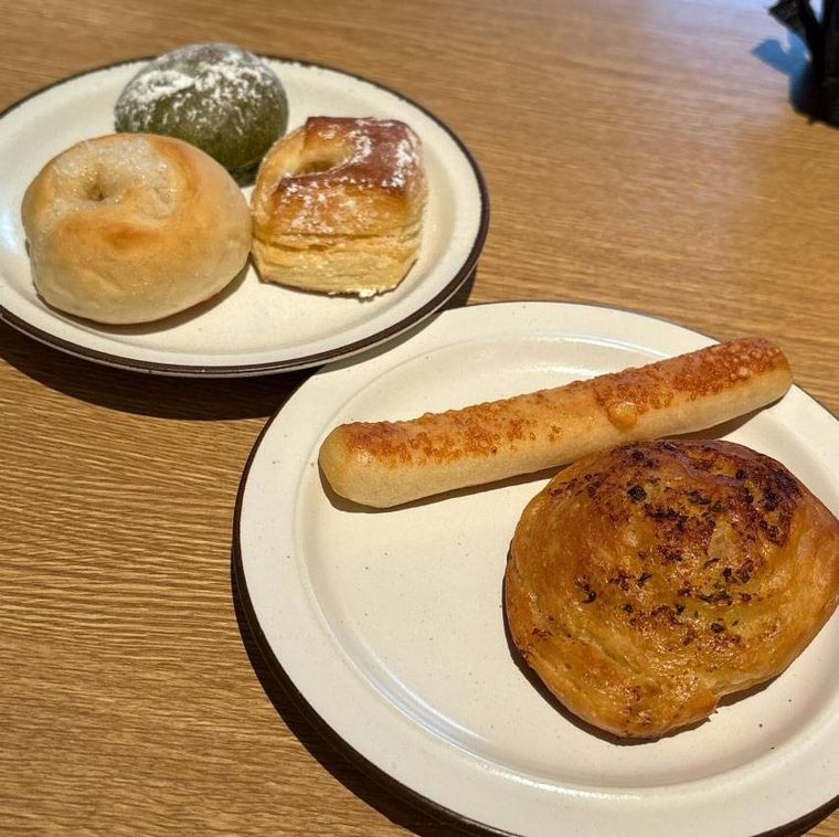 白いお皿に盛られた「平日限定パン食べ放題付きランチメニュー」のパン