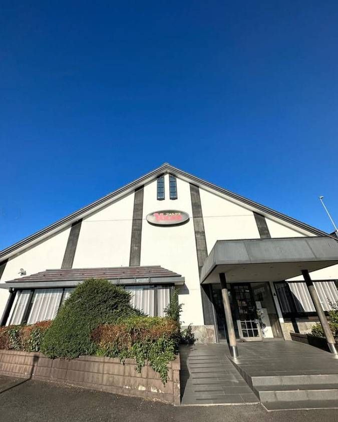 三角の屋根に白い外壁の「フォルクス 柏店」の外観