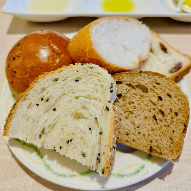 お皿に盛られた「焼き立てパン」