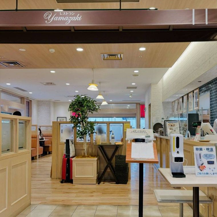 茶色の看板がかかり店内が見わたせる「レストラン ヤマザキ」の外観