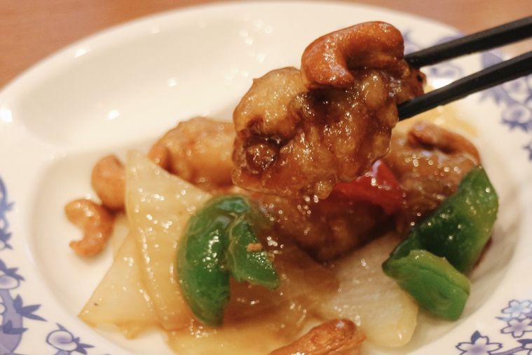 「鶏肉のカシューナッツ炒め」の鶏肉のアップ