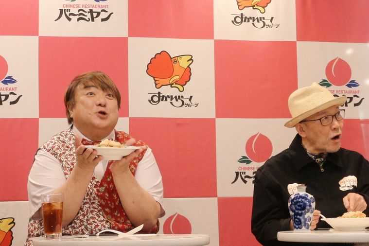 「ぷりぷり海老の枝豆チャーハン」を食べるタレントの彦摩呂と漫画家の久住昌之