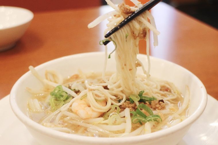 箸ですくった台湾坦仔タンツー麺