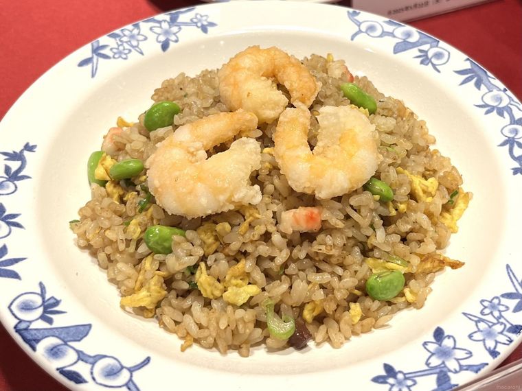 海老が盛り付けられたチャーハン「ぷりぷり海老の枝豆チャーハン」