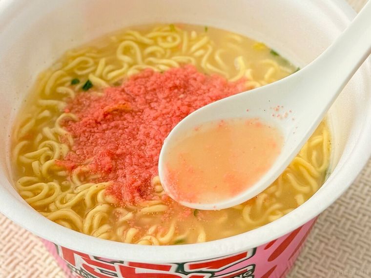 「超大盛りスーパーカップ2.0倍 たらこ注意報 たらこ味塩ラーメン」のスープ