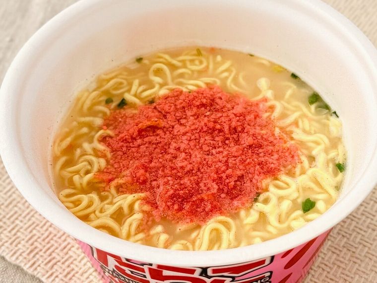 テーブルの上に置かれた「超大盛りスーパーカップ2.0倍 たらこ注意報 たらこ味塩ラーメン」