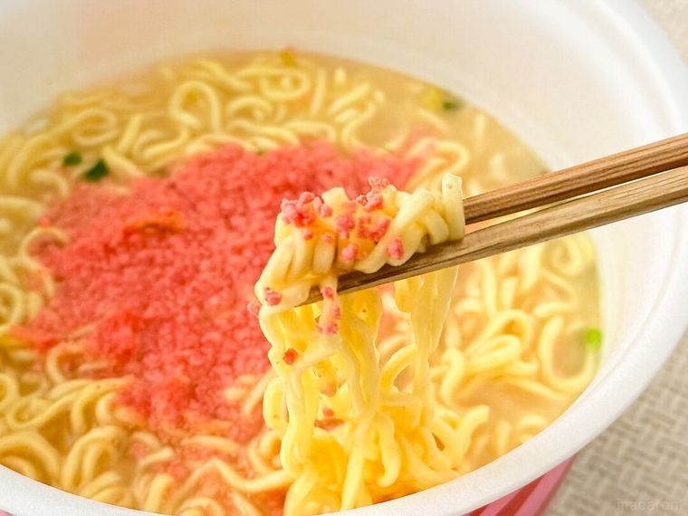 「超大盛りスーパーカップ2.0倍 たらこ注意報 たらこ味塩ラーメン」の麺