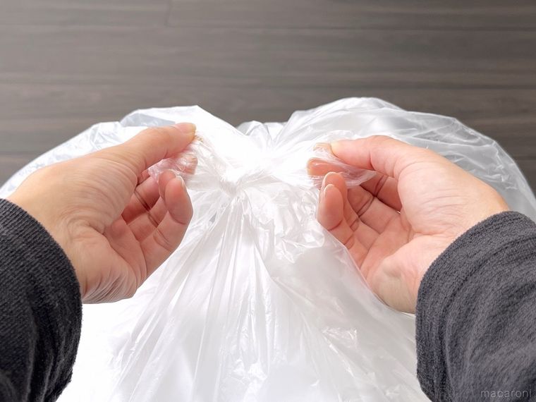 ゴミ袋の口を結んでいる様子