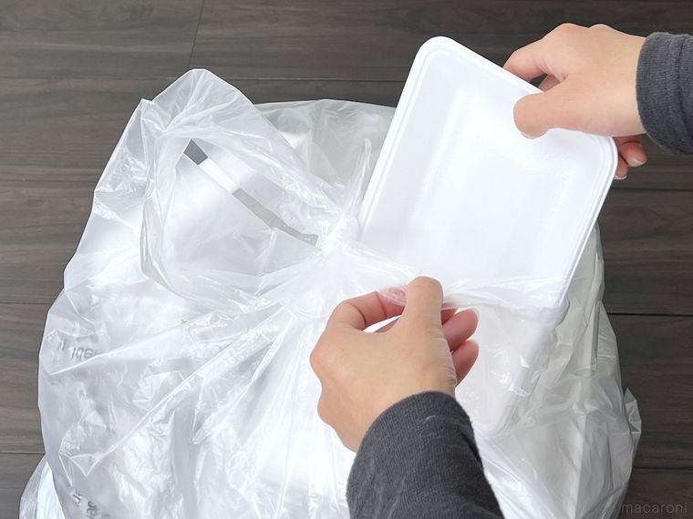 ゴミ袋にプラスチックごみを詰めている様子
