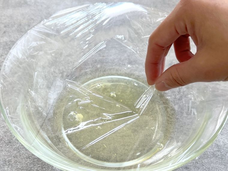ボウルにかけたラップに穴を開けた様子